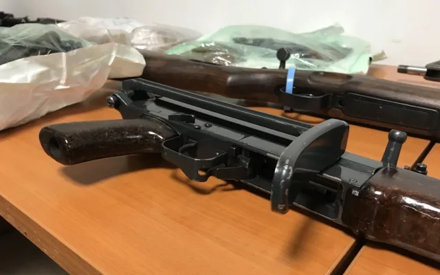 Policisté zadrželi devět mužů a velké množstí zbraní a střeliva