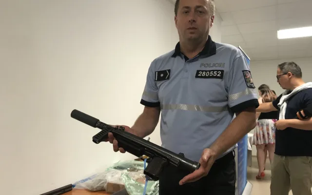 Policisté zadrželi devět mužů a velké množstí zbraní a střeliva