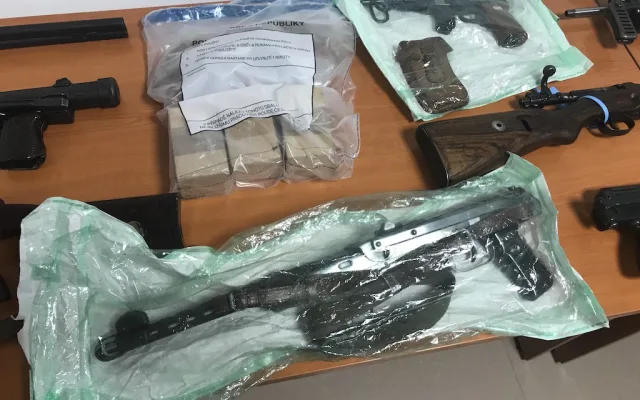 Policisté zadrželi devět mužů a velké množstí zbraní a střeliva