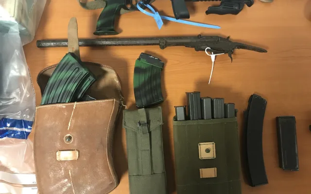 Policisté zadrželi devět mužů a velké množstí zbraní a střeliva