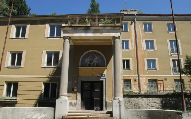 Mozaiku z 50. let zachránili restaurátoři