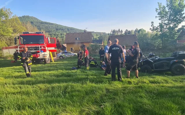 Převrátila se na ně čtyřkolka. Záchrana dvou osob u Mimoně si vyžádala pomoc vrtulníku