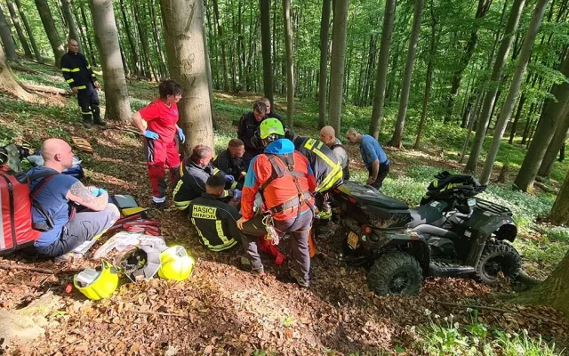 Převrátila se na ně čtyřkolka. Záchrana dvou osob u Mimoně si vyžádala pomoc vrtulníku