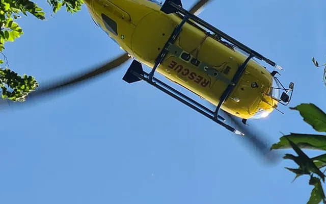 Převrátila se na ně čtyřkolka. Záchrana dvou osob u Mimoně si vyžádala pomoc vrtulníku