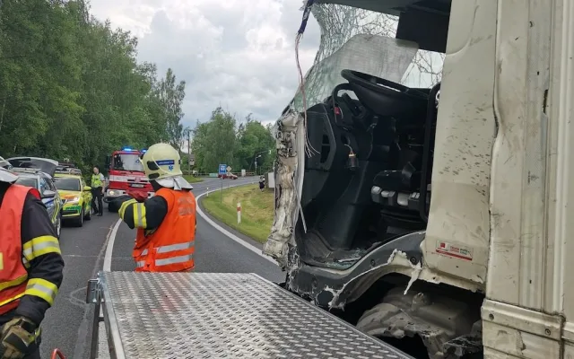 Nehoda kamionů ve Cvikově.