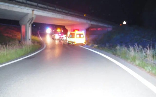 Auto s pěti mladými lidmi narazilo do konstrukce mostu