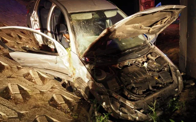 Auto s pěti mladými lidmi narazilo do konstrukce mostu