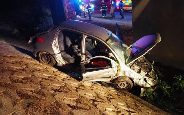 Auto s pěti mladými lidmi narazilo do konstrukce mostu