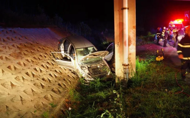 Auto s pěti mladými lidmi narazilo do konstrukce mostu