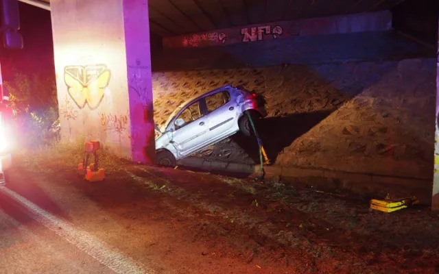 Auto s pěti mladými lidmi narazilo do konstrukce mostu