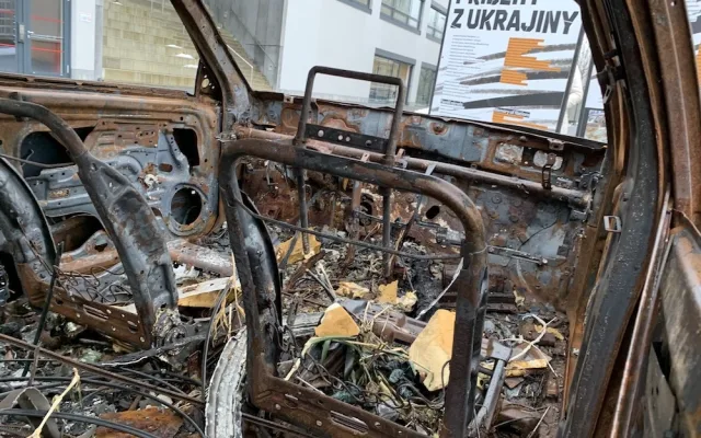 Výstava rozstřílených aut z Ukrajiny