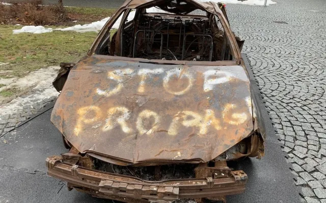 Výstava rozstřílených aut z Ukrajiny