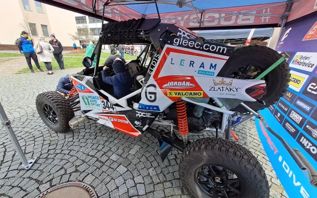 Speciály z Rallye Dakar burácely na náměstí u univerzity