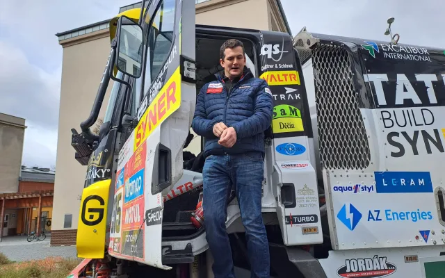 Speciály z Rallye Dakar burácely na náměstí u univerzity