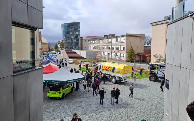 Speciály z Rallye Dakar burácely na náměstí u univerzity