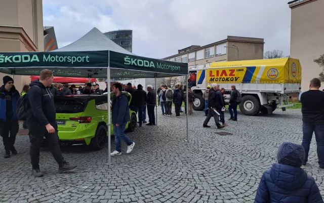 Speciály z Rallye Dakar burácely na náměstí u univerzity