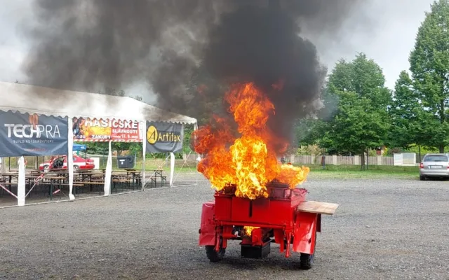 Polní kuchyň v plamenech