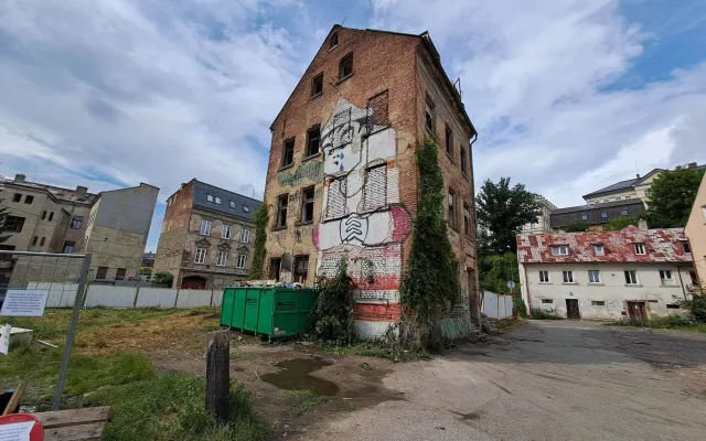 Bourání zástavby na Papíráku, dům s Večerníčkem