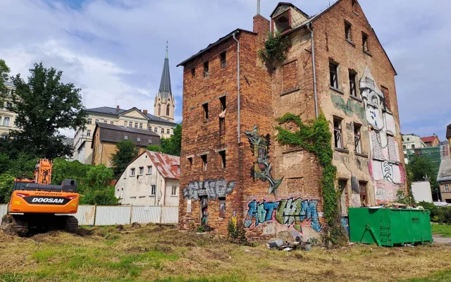Bourání zástavby na Papíráku, dům s Večerníčkem
