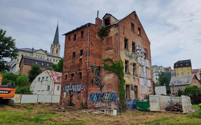 Bourání zástavby na Papíráku, dům s Večerníčkem