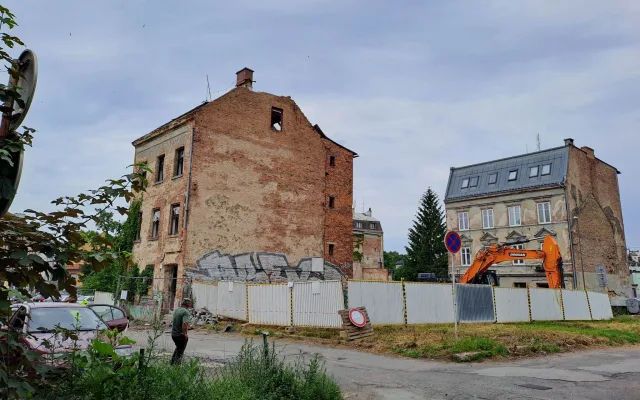 Bourání zástavby na Papíráku, dům s Večerníčkem