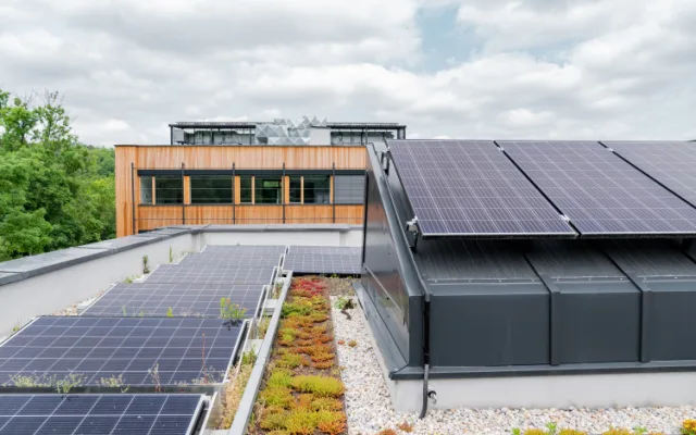 Po rozsáhlé rekonstrukci funguje v Praze 9 na Českobrodské opravdová školní budova pro 21. století, která je energeticky a uhlíkově pozitivní.