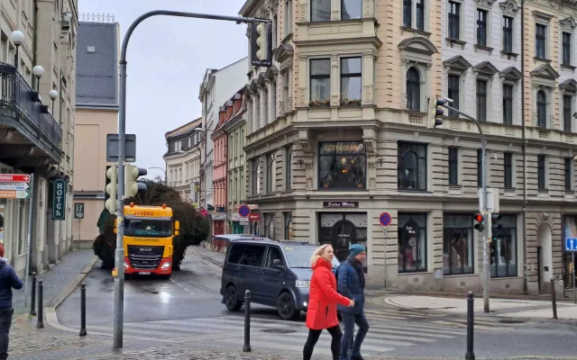 Vánoční strom dorazil před Libereckou radnici