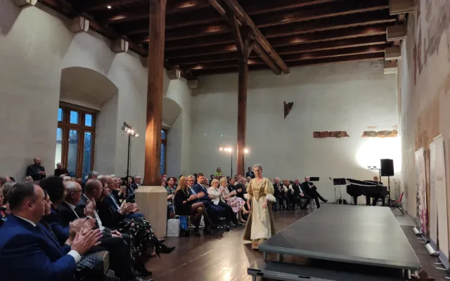 Netradiční přehlídka historických kostýmů připomněla závažnost rakoviny. Modely se stali sami pacienti