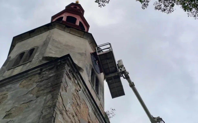 Snášení věžních hodin z kostela sv. Maxmilána v Křižanech