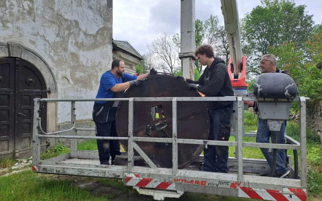 Snášení věžních hodin z kostela sv. Maxmilána v Křižanech