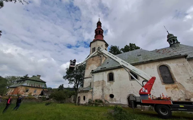Snášení věžních hodin z kostela sv. Maxmilána v Křižanech