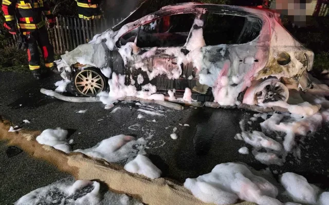 Ve Světlé pod Ještědem hořelo v noci auto, zřejmě kvůli technické závadě