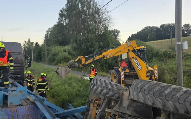 Kamion vyklopil bagr i ocelové nosníky. Nehoda uzavřela silnici 35 v Hrubé Skále