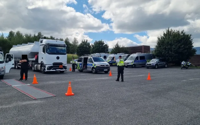 Zátah na kamiony v Liberci: Policisté je prověřili od váhy po tachografy