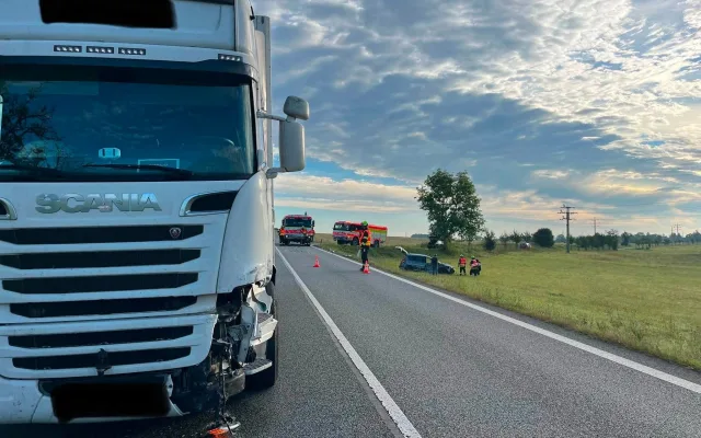 Dramatická nehoda u Frýdlantu: Osobák skončil po střetu s kamionem v louce