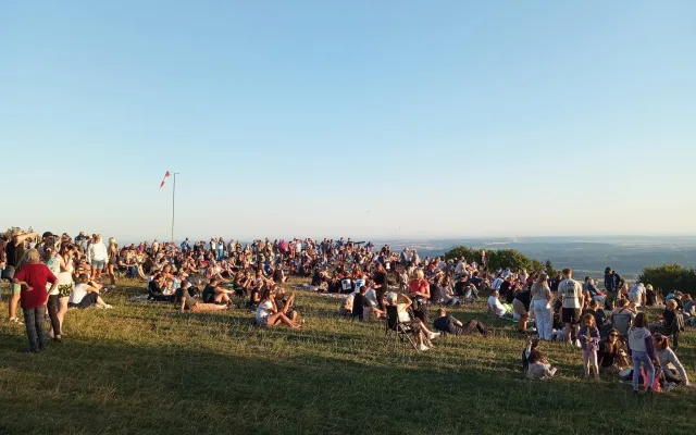 Zatmění nadchlo i v Libereckém kraji. Na kopce vyrazily davy lidí