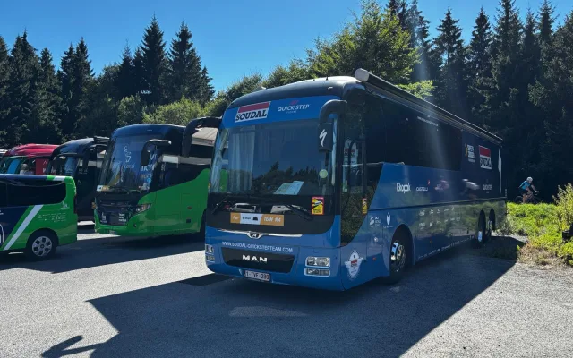 Tady jsou snad všichni. Lidé na Ještědu fandili pelotonu Czech Tour