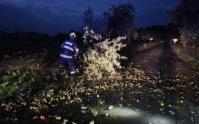 Padesát nočních výjezdů hasičů, déšť zvedl hladinu Nisy na první povodňový stupeň