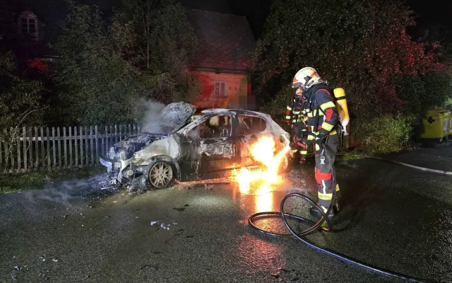 Ve Světlé pod Ještědem hořelo v noci auto, zřejmě kvůli technické závadě