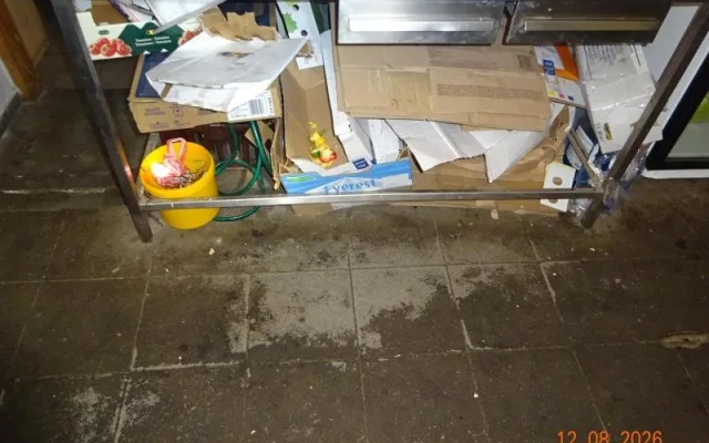 Špína, odpadky a hrozba škůdců. Inspekce v Kořenově zavřela část restaurace U Zvonku