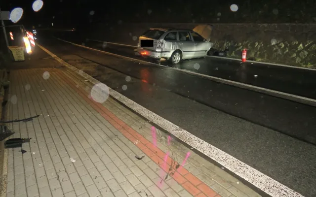 Teprve osmnáctiletá řidička nezvládla jízdu na mokru. Po smyku narazila do zábradlí