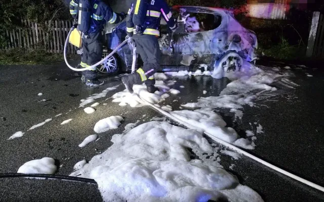 Ve Světlé pod Ještědem hořelo v noci auto, zřejmě kvůli technické závadě