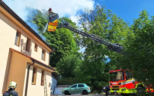 V Nouzově, části Semil, hořel rodinný dům. Hasiči uchránili majetek za 11 milionů