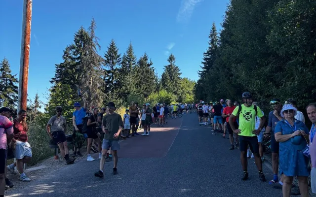 Tady jsou snad všichni. Lidé na Ještědu fandili pelotonu Czech Tour