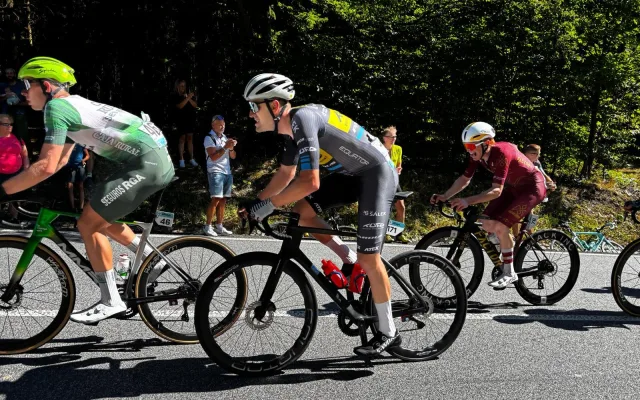 Tady jsou snad všichni. Lidé na Ještědu fandili pelotonu Czech Tour