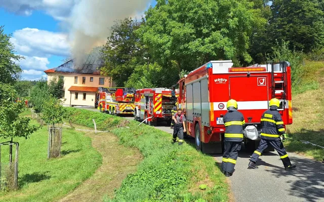 V Nouzově, části Semil, hořel rodinný dům. Hasiči uchránili majetek za 11 milionů