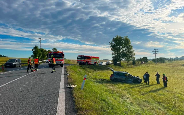Dramatická nehoda u Frýdlantu: Osobák skončil po střetu s kamionem v louce