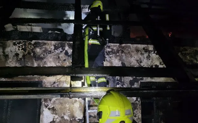 Noční požár v Rynolticích. Plameny zasáhly pergolu, stodolu, garáž a dílnu