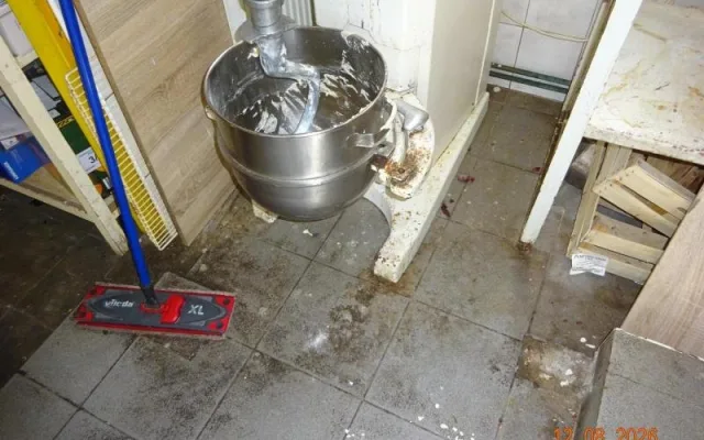 Špína, odpadky a hrozba škůdců. Inspekce v Kořenově zavřela část restaurace U Zvonku
