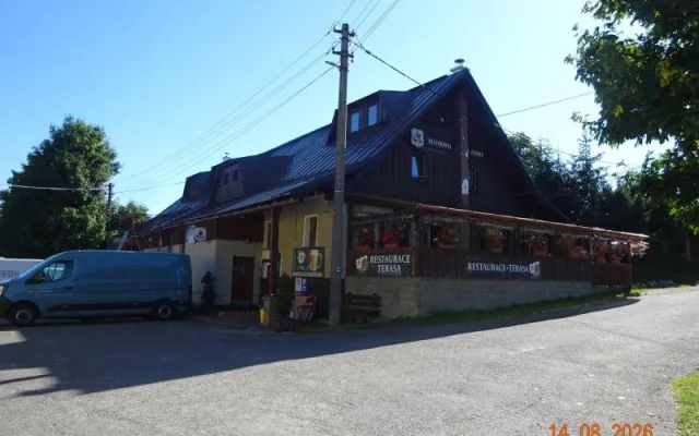 Špína, odpadky a hrozba škůdců. Inspekce v Kořenově zavřela část restaurace U Zvonku